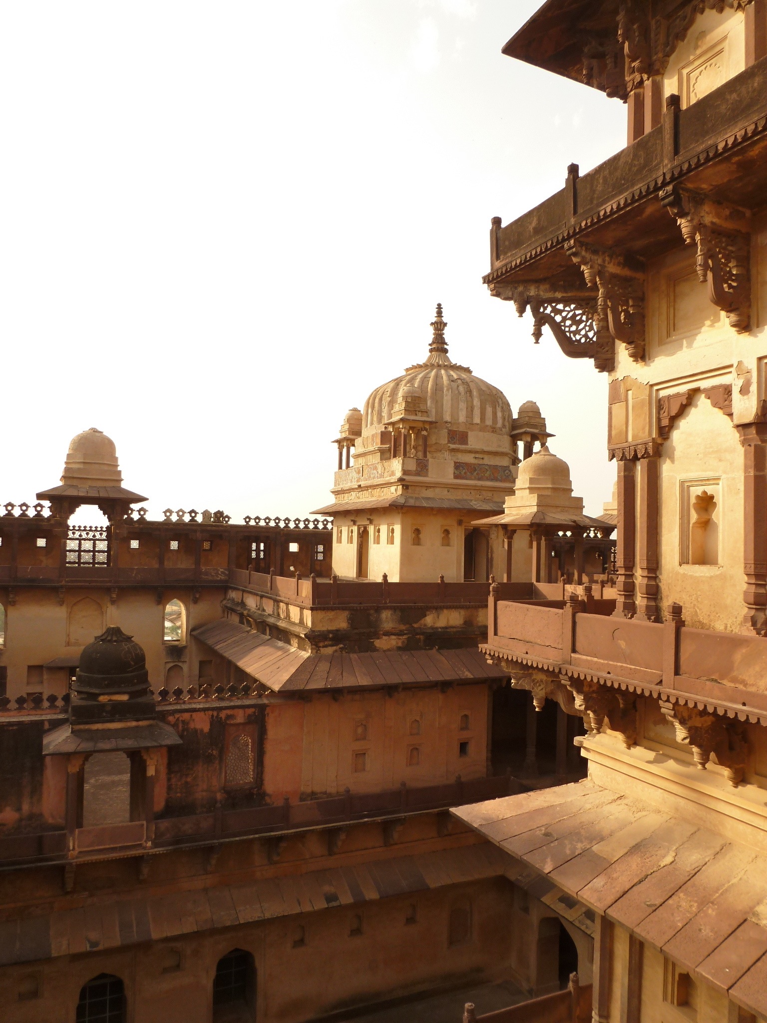 https://upload.wikimedia.org/wikipedia/commons/f/f4/Palace_in_Datia%2C_Madhya_Pradesh.jpg